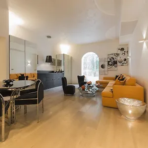 Luxury - Broletto 39 , Milano Italia